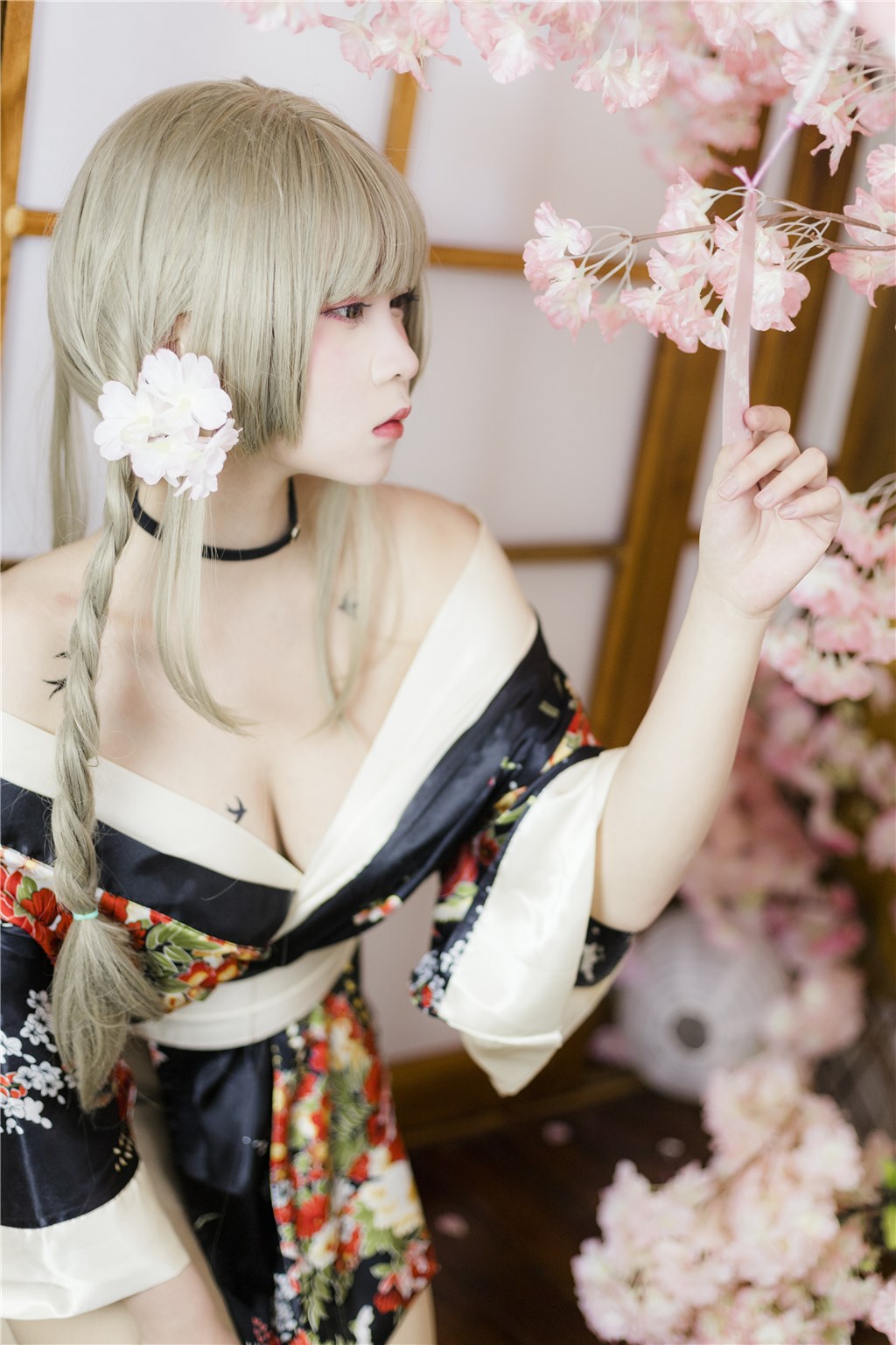 【麻豆app官网】情感低吟直击速递特辑:捕捉论坛中那句低语“请多陪我片刻”的秘密如何在暗夜中化作全网网友追逐的浪漫宣言